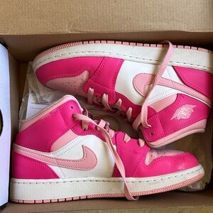 Nike Air Jordan 1 Mid kids 5.5Y